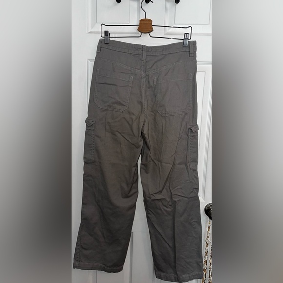 H&M Women’s Light Gray Cargo Pants - Picture 5 of 6